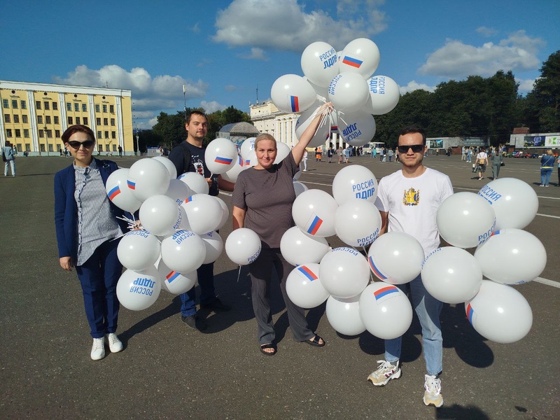 Партийцы поздравили кировчан с Днём государственного флага России