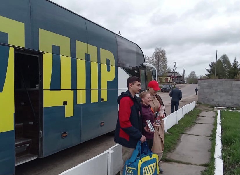 Команда автобуса добра ЛДПР продолжает помогать жителям Кировской области