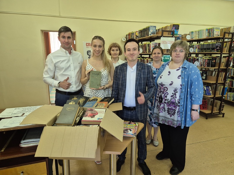 Активисты ЛДПР передали книги в библиотеку Нововятска