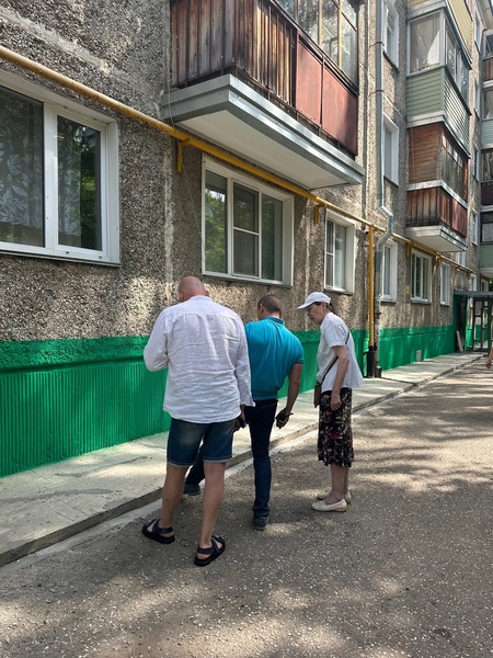 Депутат Артём Косныерев помогает жителям в благоустройстве дворов