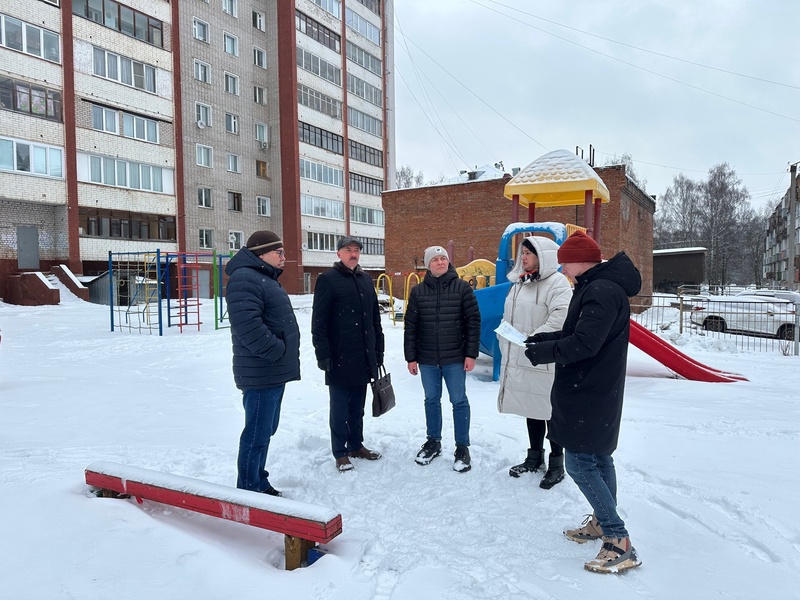 Депутат Артём Коснырев поможет кировчанам установить новую детскую площадку