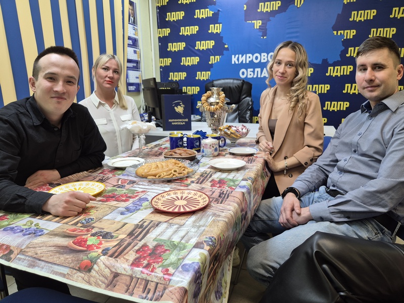 Кировские партийцы почтили память Основателя ЛДПР Владимира Жириновского