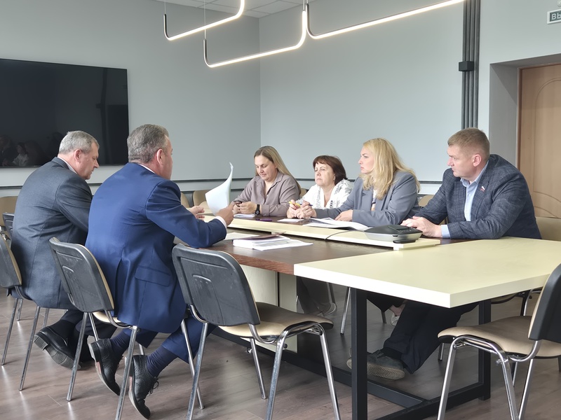 Депутаты ЛДПР провели встречу с министром транспорта региона