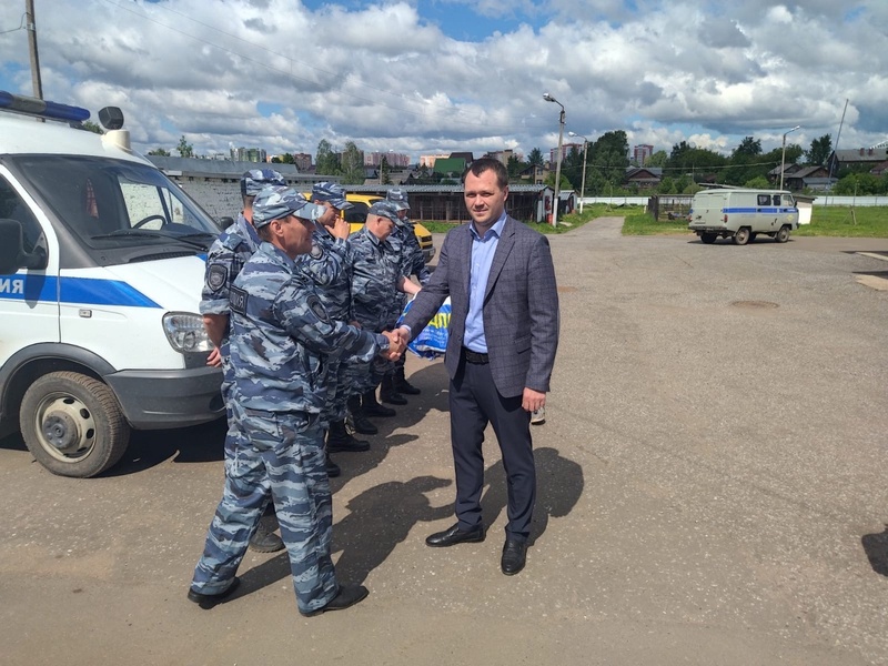 Кировские партийцы поздравили сотрудников кинологической службы МВД с профессиональным праздником