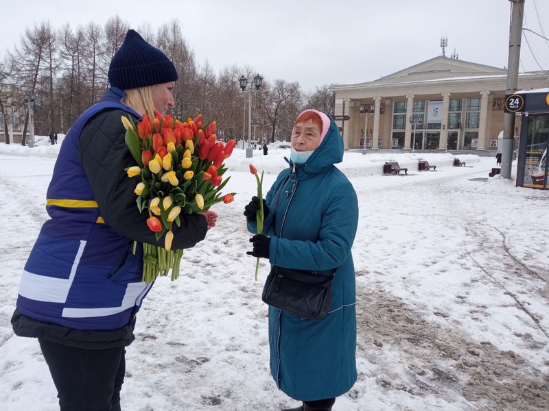 Партийцы поздравили кировчанок с 8 марта 