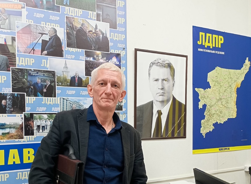 Станислав Кузнецов передал заявления жителей района на вступление в партию в штаб ЛДПР