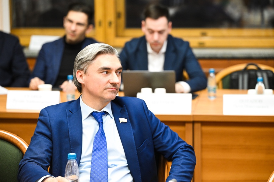 Андрей Свинцов настаивает на запрете рекламы услуг тарологов и гадалок
