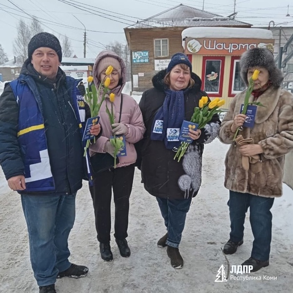 Жительницы Выльгорта получили подарки в честь 8 марта!