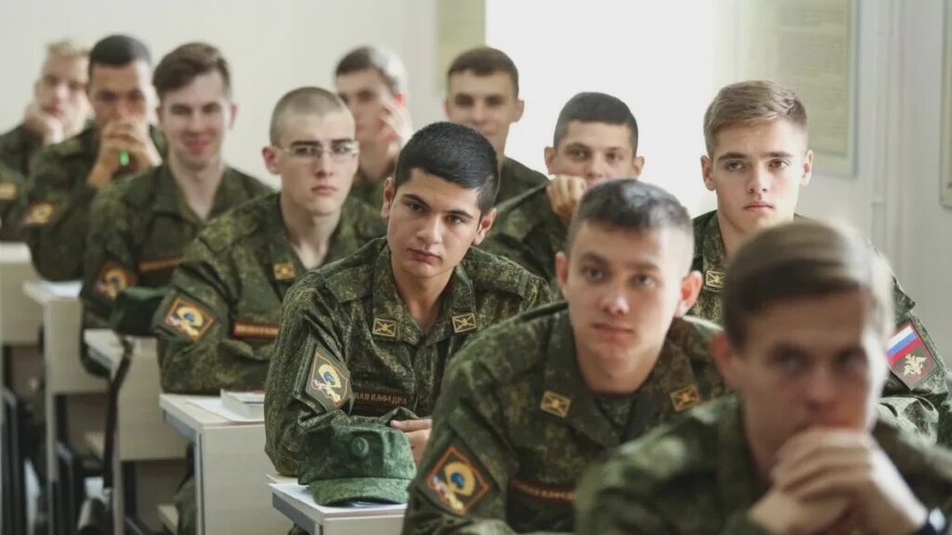 Военно образовательной. Студенты военной кафедры. Прическа для военной кафедры.