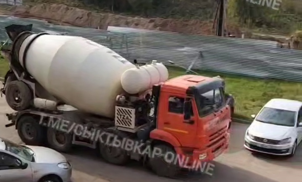 Бетономешалка во дворе многоквартирного дома