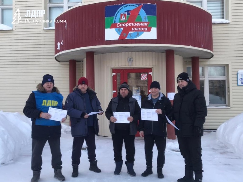 Ухтинские партийцы продолжают активно проводить Всероссийский опрос ЛДПР