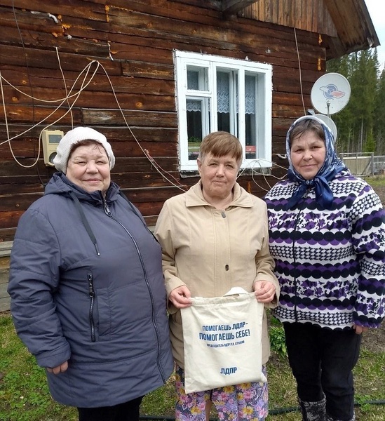 В Прилузье ЛДПР поздравила ветерана труда