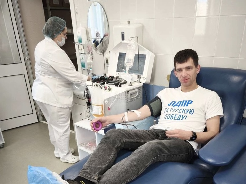 В Костроме молодежь ЛДПР сдала плазму крови