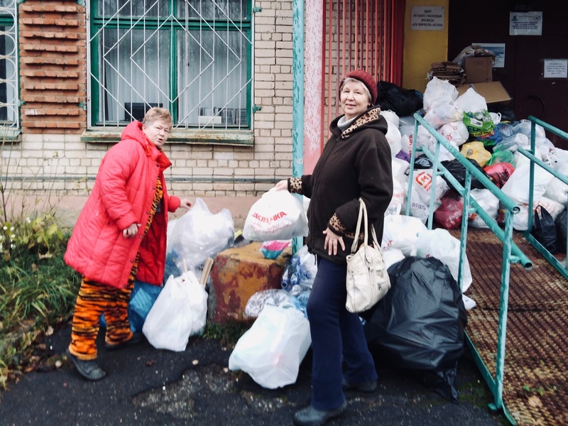 Активисты ЛДПР из Волгореченска сдали вторсырьё на благотворительность