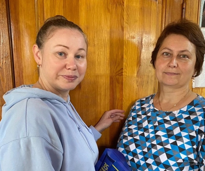 Партиец Мария Серяк передала подарки от ЛДПР почетным донорам из Шарьи