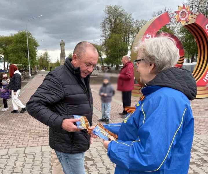 Символ Победы в сердце каждого: в Костроме представители ЛДПР раздали Георгиевские ленточки