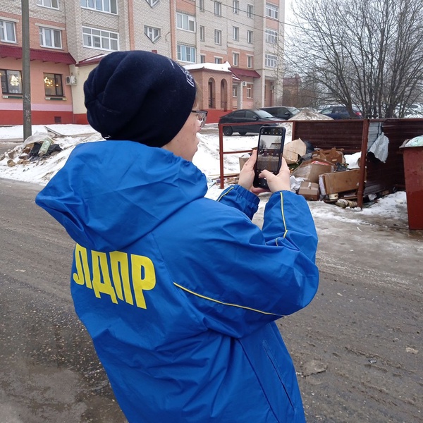 Молодежь ЛДПР проконтролировала вывоз мусора в праздничные дни в костромском Заволжье