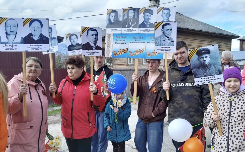  Династия представителей ЛДПР из Солигалича пронесла в «Бессмертном полку» 17 портретов героев