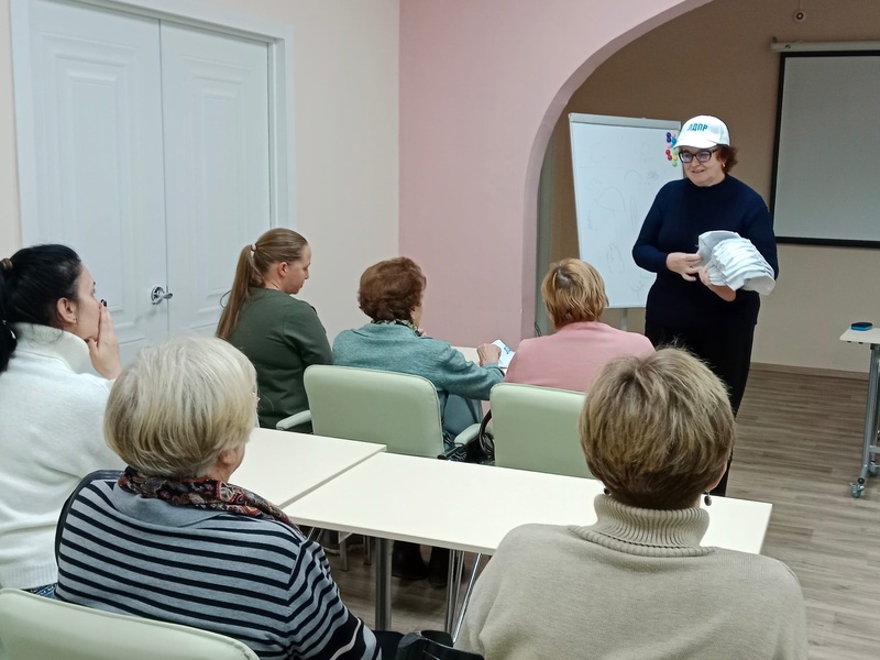 В Костроме активист ЛДПР вручила памятные подарки участникам лекции о земледелии