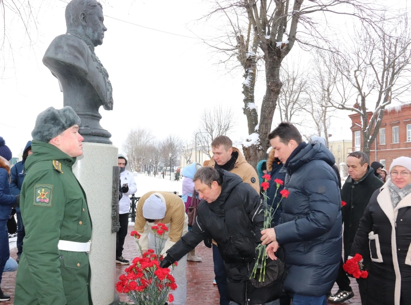 Депутат ЛДПР Руслан Фёдоров возложил цветы к бюстам костромских полководцев на Аллее Героев