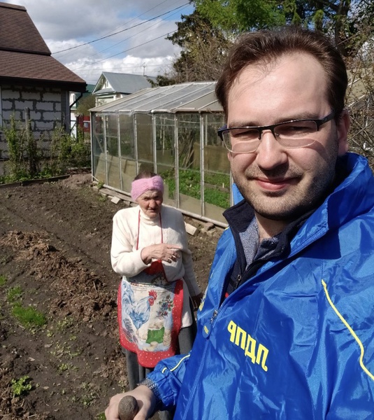 Костромской партиец Дмитрий Кузьмин помог ветерану труда подготовиться к огородному сезону 