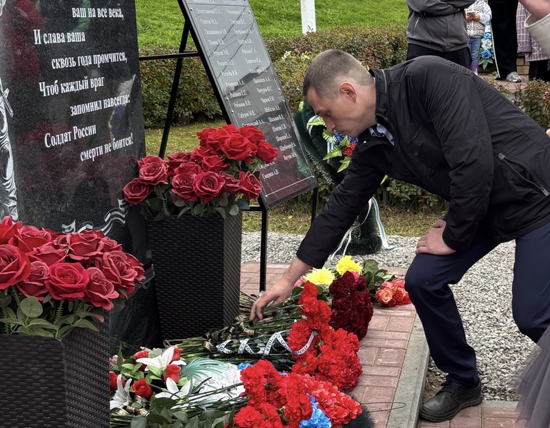 Представители ЛДПР вместе с шарьинцами почтили память героев СВО