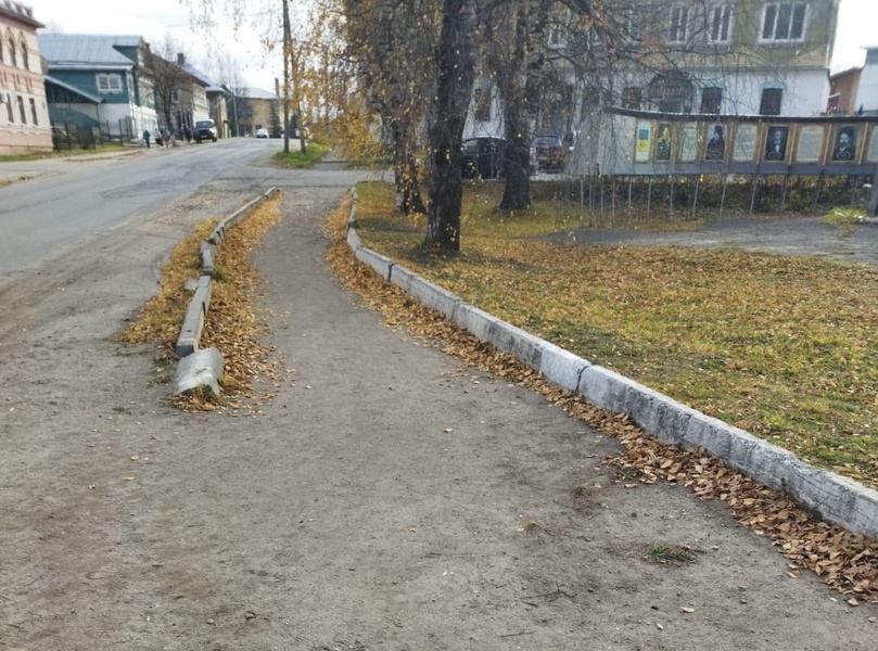 В городе Солигалич Костромской области после вмешательства ЛДПР убрали бетонные блоки с тротуара