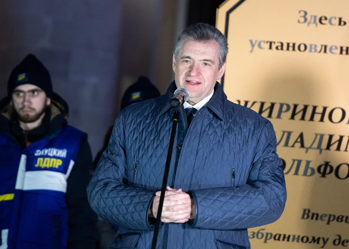 Леонид Слуцкий открыл памятный знак на месте, где установят памятник Владимиру Жириновскому