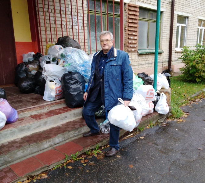 Партиец Юрий Миндолин сдал вторсырьё на благотворительность