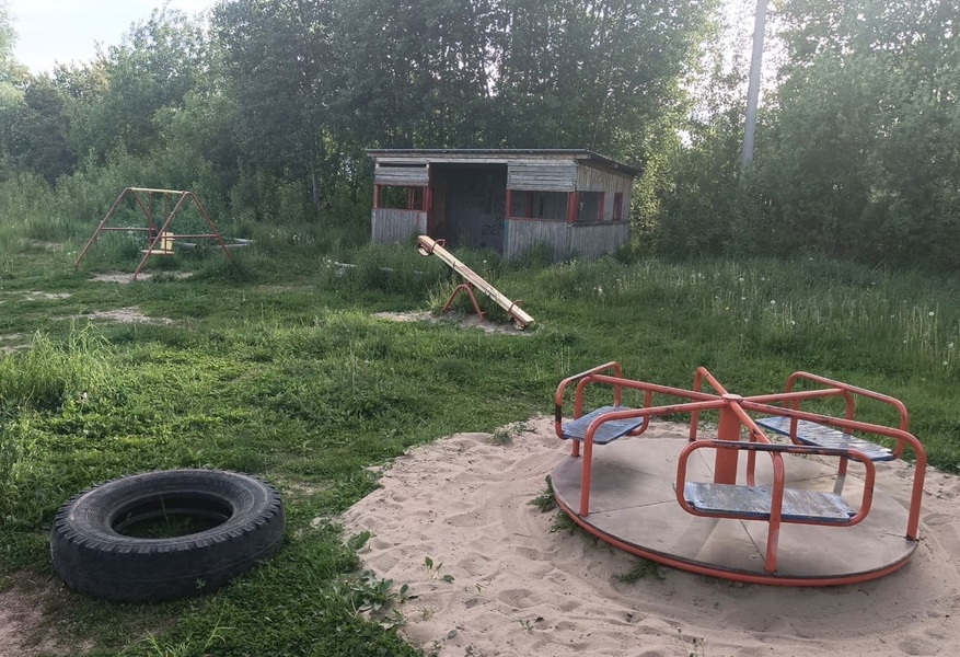 В Шарье родители обратили внимание ЛДПР на заброшенную детскую площадку