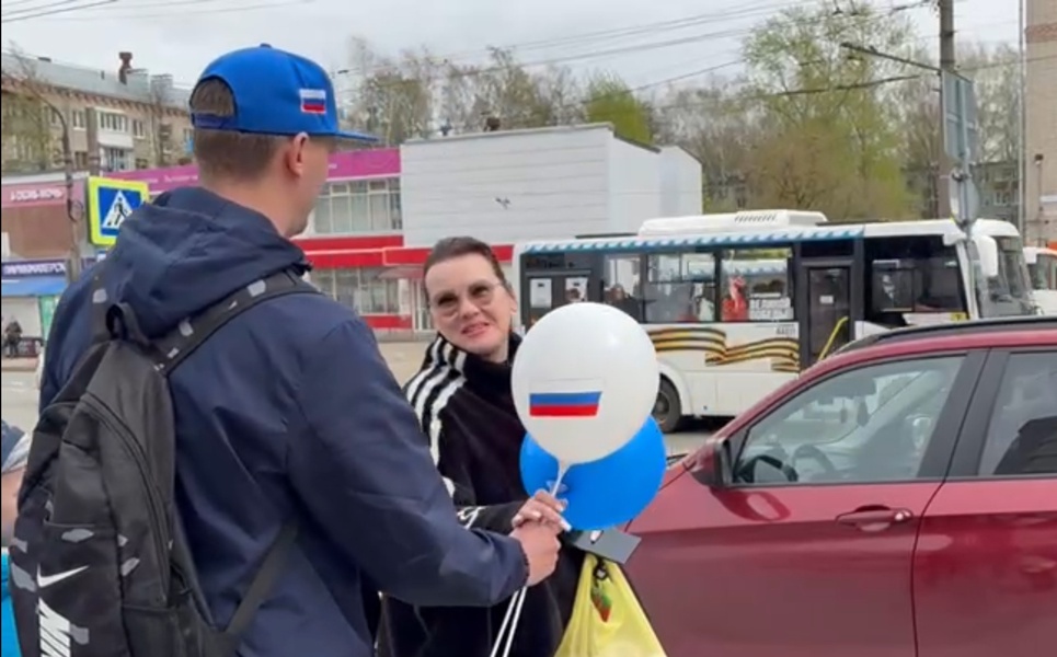 Партийцы подарили праздничное настроение  костромичам в пасмурный Первомай 
