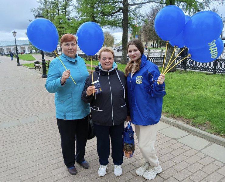 Молодежь ЛДПР подняла настроение костромичам в Первомай 