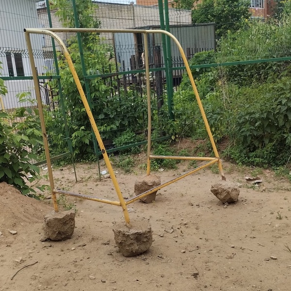 Ворота на камнях: депутат ЛДПР возмутился состоянием детских площадок в Костроме