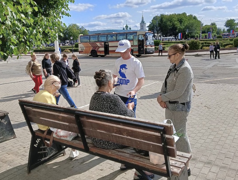 Костромские партийцы напомнили землякам о подвиге героев Великой Отечественной 