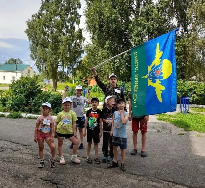 Партийцы в Костромской области поздравили десантников и вручили призы маленьким патриотам 