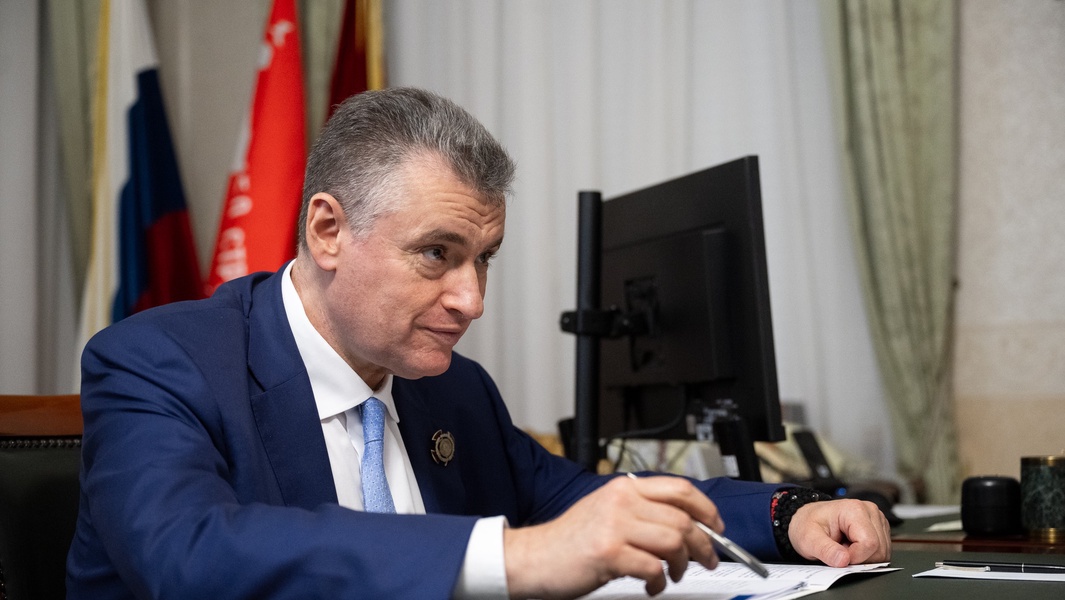 Леонид Слуцкий передал «папку правды» губернатору Костромской области 