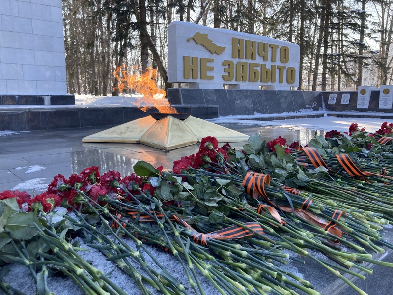 В память о погибших защитниках Отечества костромские партийцы возложили цветы к Вечному огню 