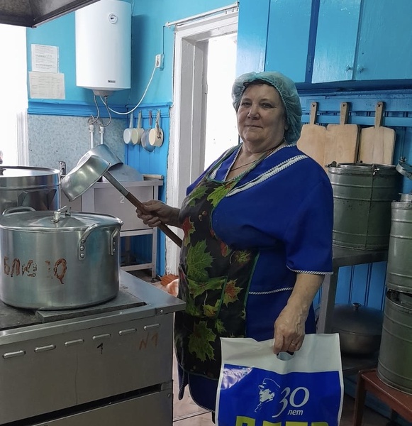Активисты ЛДПР поблагодарили солигаличских поваров за вкусные обеды для самых маленьких земляков