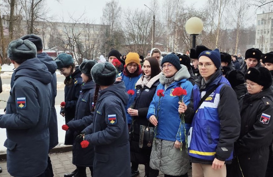 Костромские партийцы почтили память жертв блокады у мемориала на Лазаревском кладбище