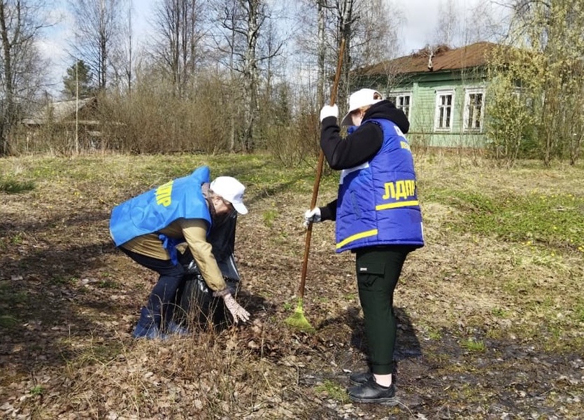 В Костромской области партийцы привели в порядок территорию больницы 