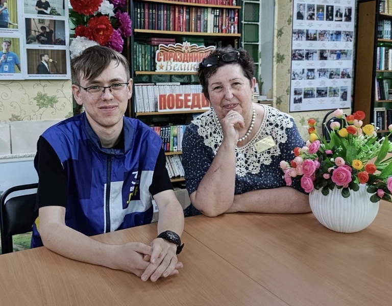 В Костроме активист ЛДПР поздравил социальных работников Октябрьского геронтологического центра
