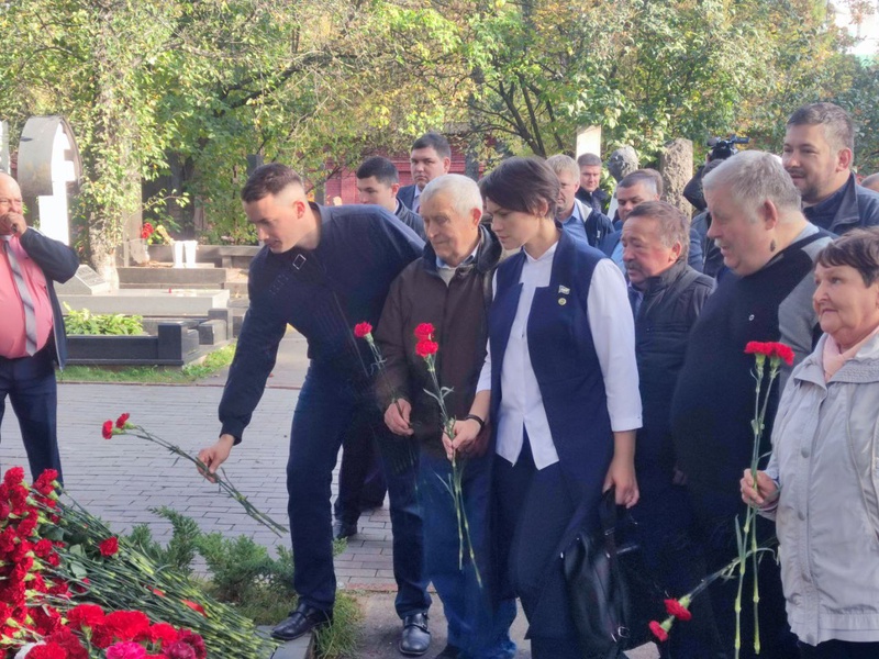 Костромские партийцы возложили цветы к памятнику Владимиру Жириновскому 