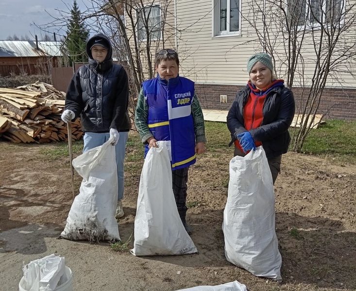 Депутат ЛДПР присоединилась к субботнику на улицах города Солигалича Костромской области 