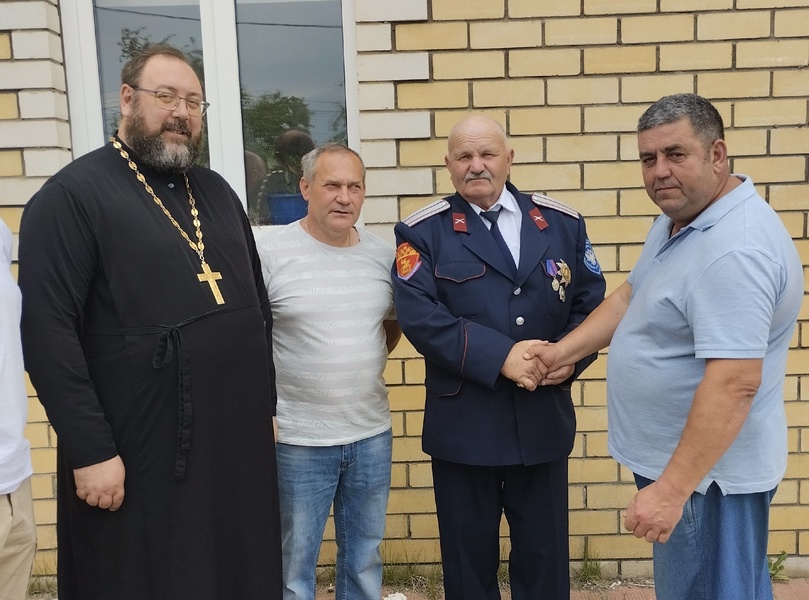 Депутат ЛДПР поздравил с юбилеем казачего полковника Виктора Моршенченко 