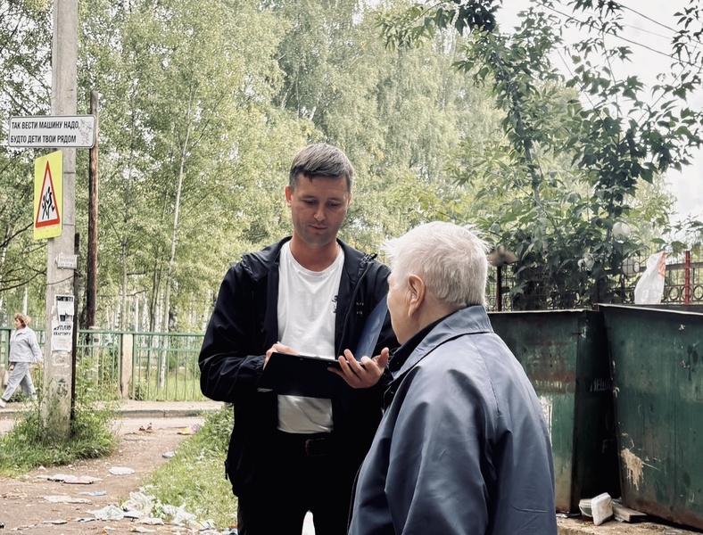 Александр Васильев продолжает бороться за чистоту мусорной площадки в костромском Черноречье 