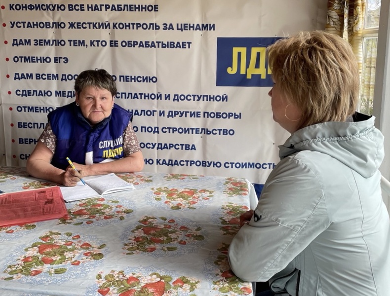 Проблемы дорожной инфраструктуры подняли жители села под Солигаличем на встрече с депутатом ЛДПР