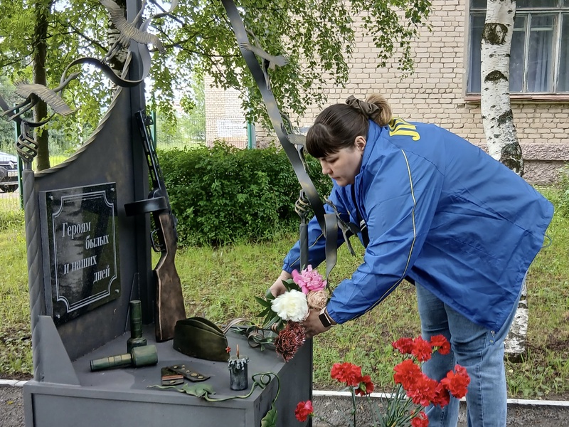 Шарья почтила память героев: ЛДПР возложила цветы в День ветерана боевых действий