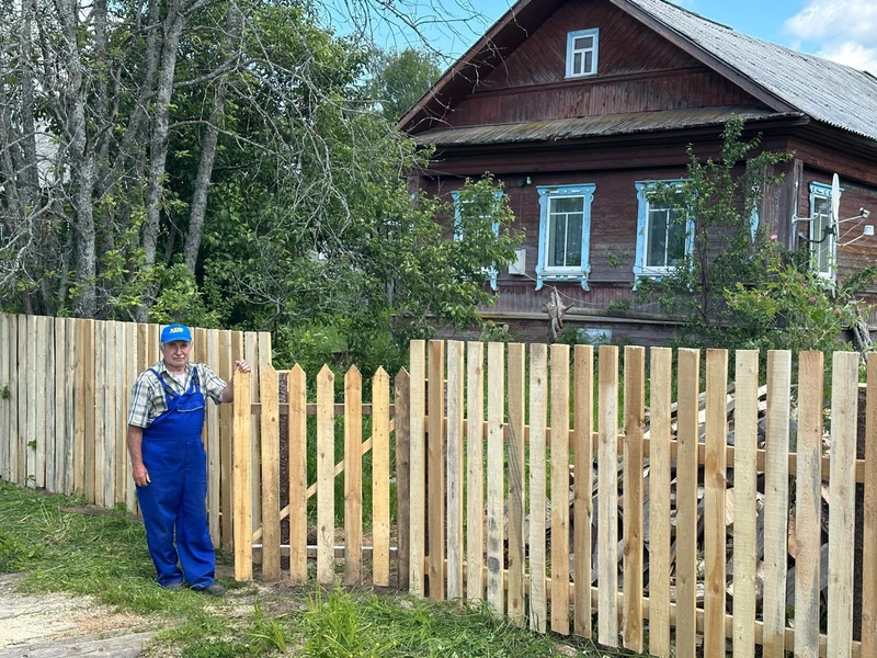 Депутат ЛДПР помог семье участника СВО построить новый забор