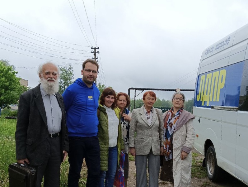 Молодые партийцы из Костромы поучаствовали в Пушкинском фестивале и помогли его пожилым гостям 