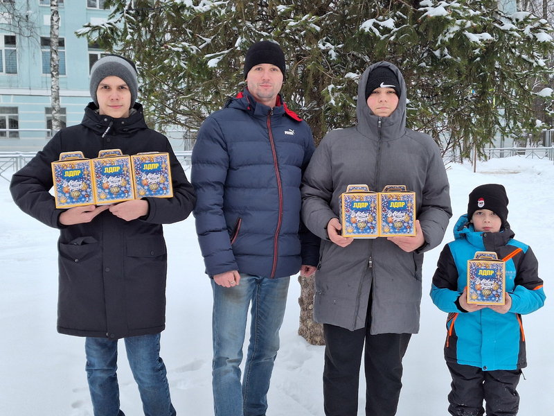 Дети из многодетных семей в костромском Черноречье получили подарки от активиста ЛДПР